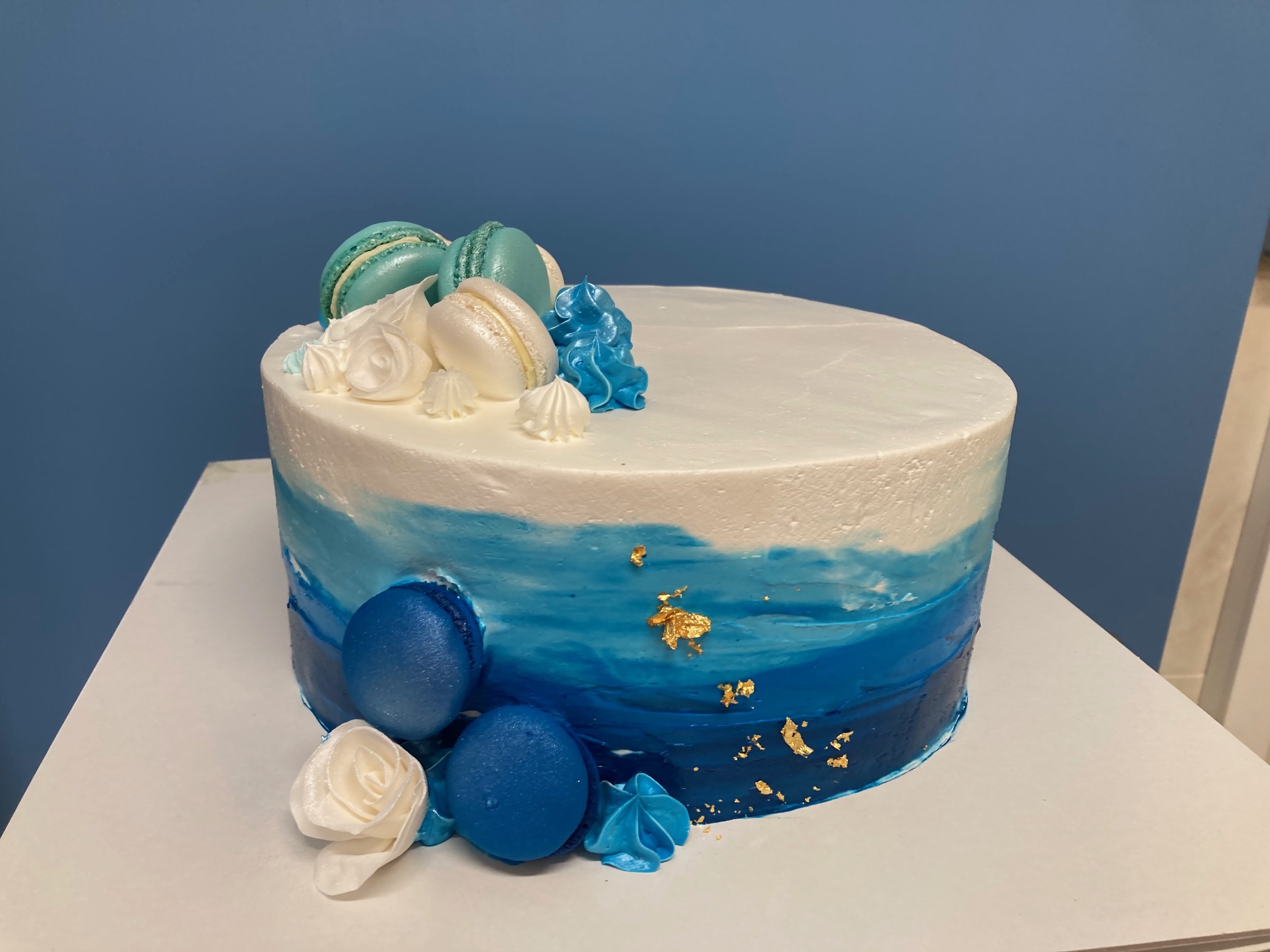 Torta za krštenje ombre plava sa macaronsima (477)