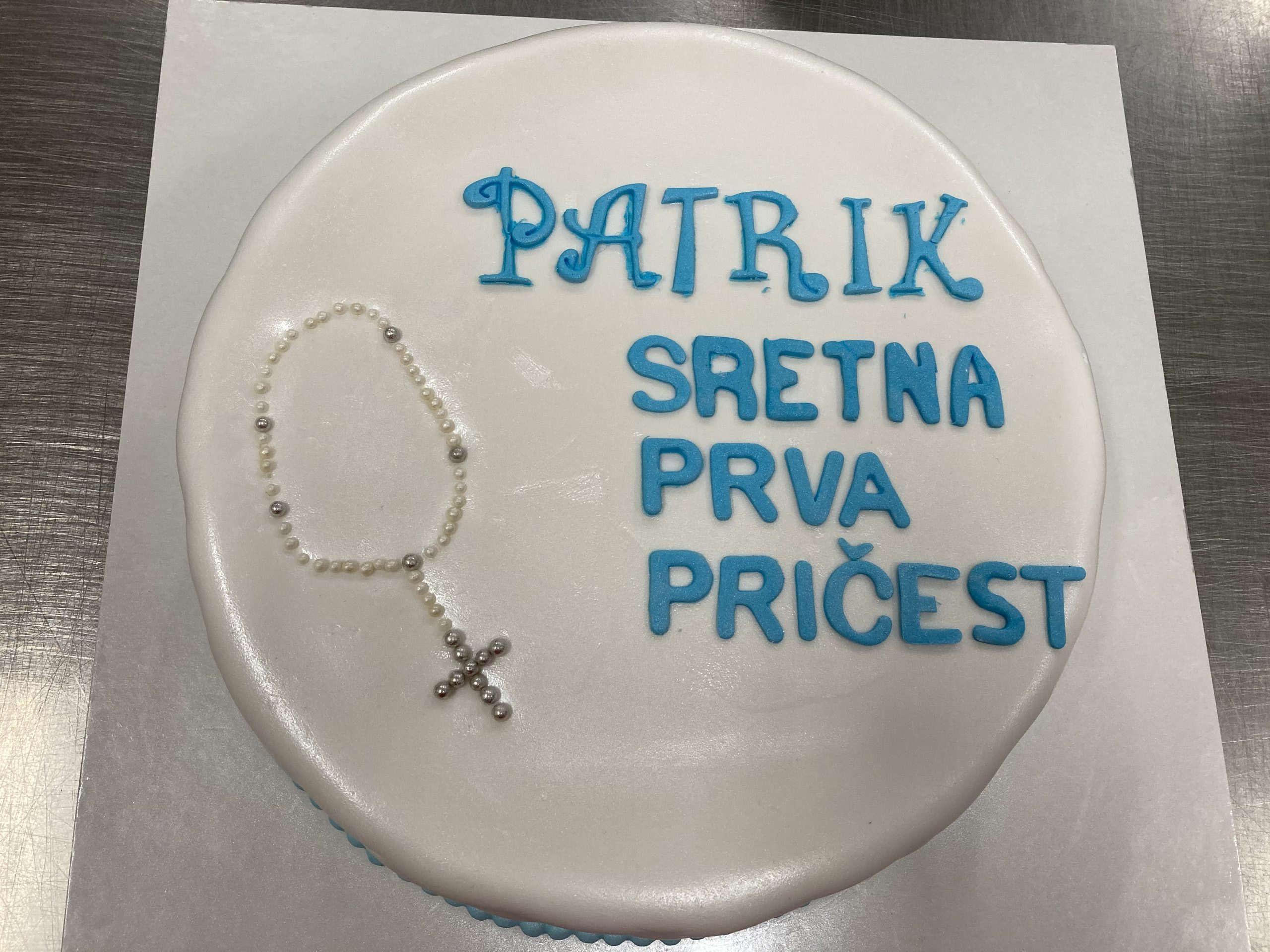 Torta za pričest, okrugla sa krunicom, plavo bijela (544)