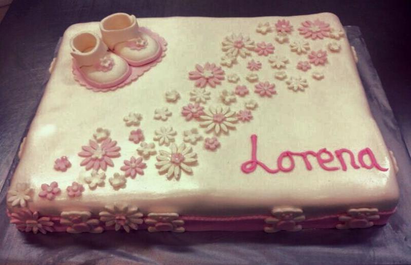 Torta za krštenje sa cipelicama i tratinčicama, rozo bijela (467)