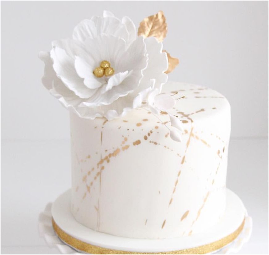Svadbena torta, pošpricana zlatno, bijeli cvijet (340)
