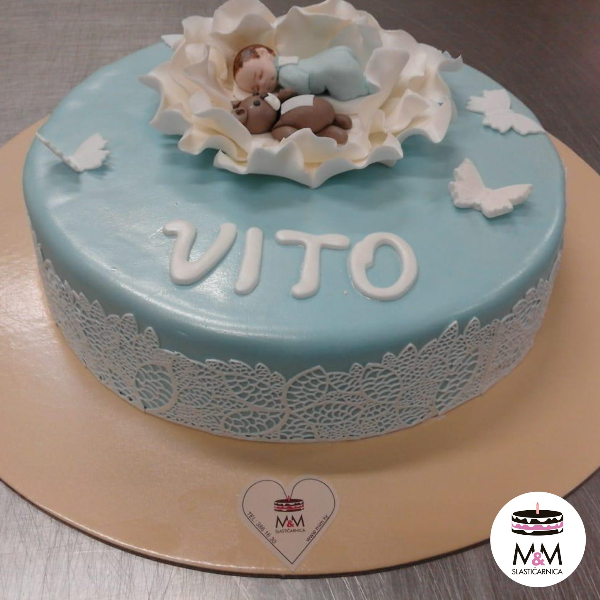 Torta za krštenje sa čipkom i bebom i medekom u cvijetu (473)