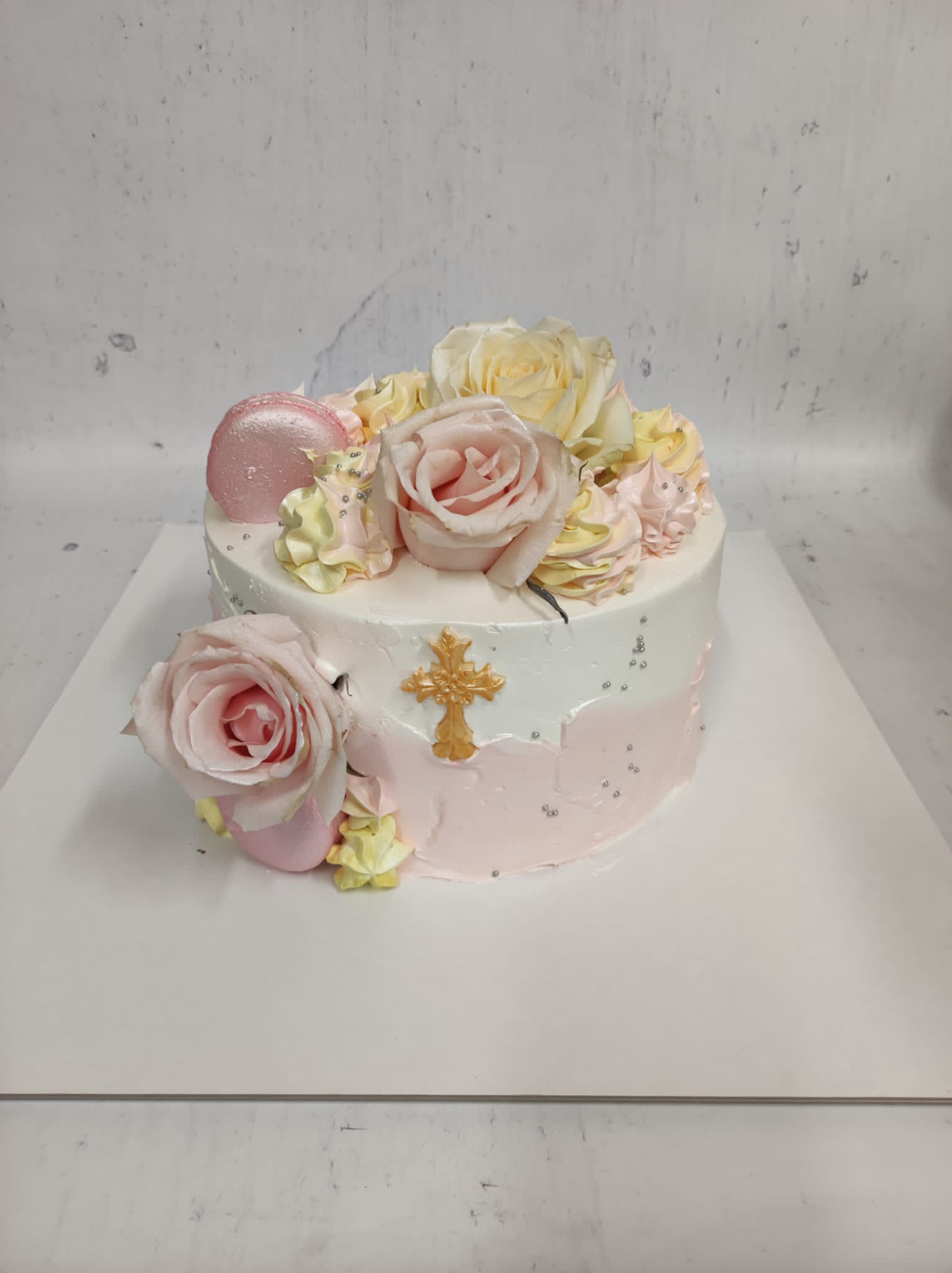 Torta sa ružama,macaronsima i križićem (461)