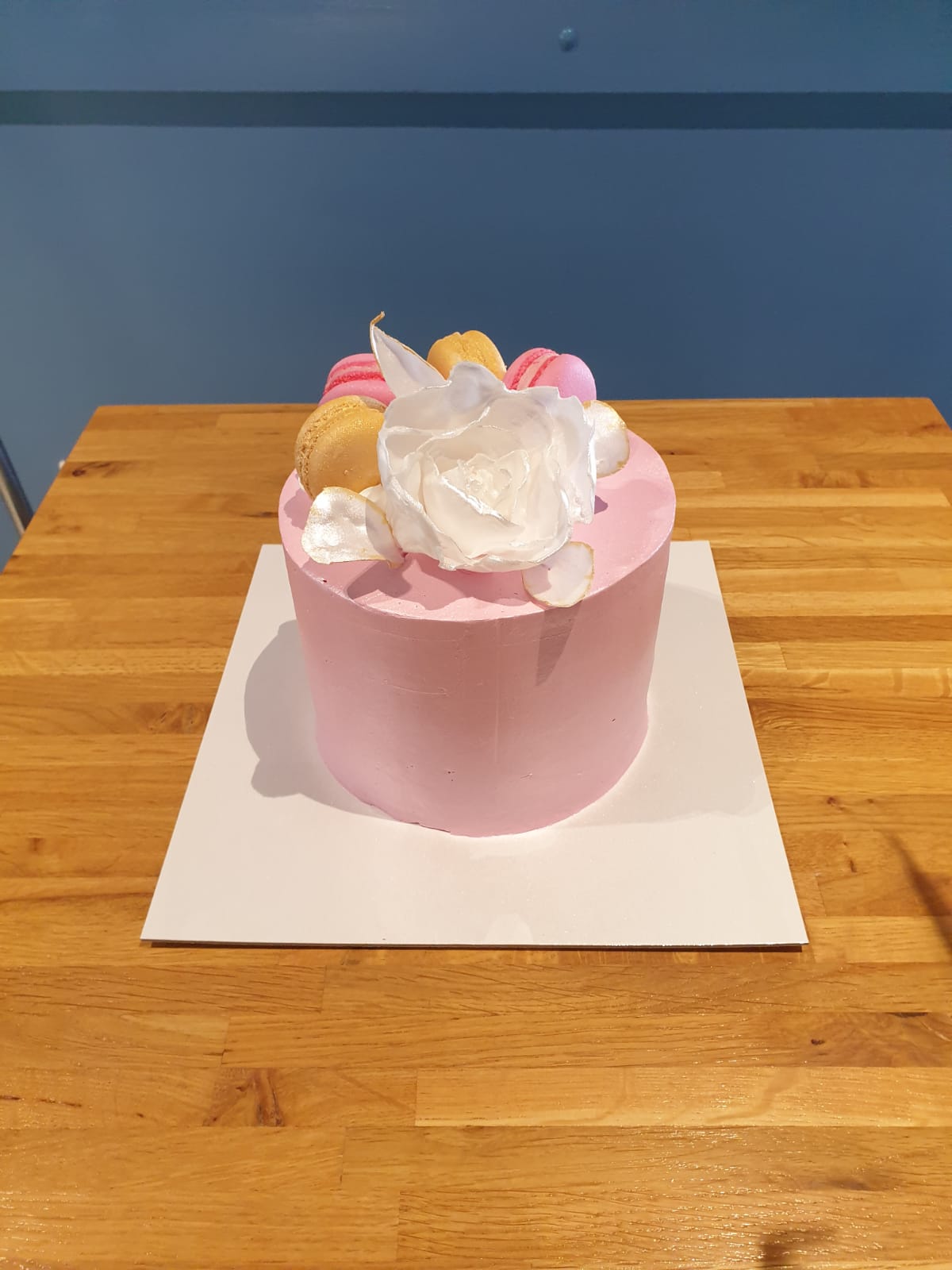 Svadbena torta, mala, roza, bijela ruža i macaronsi (338)