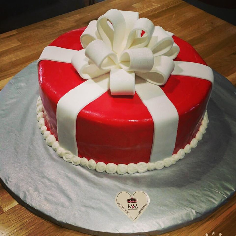 Torta crveni poklon sa mašnom (25)