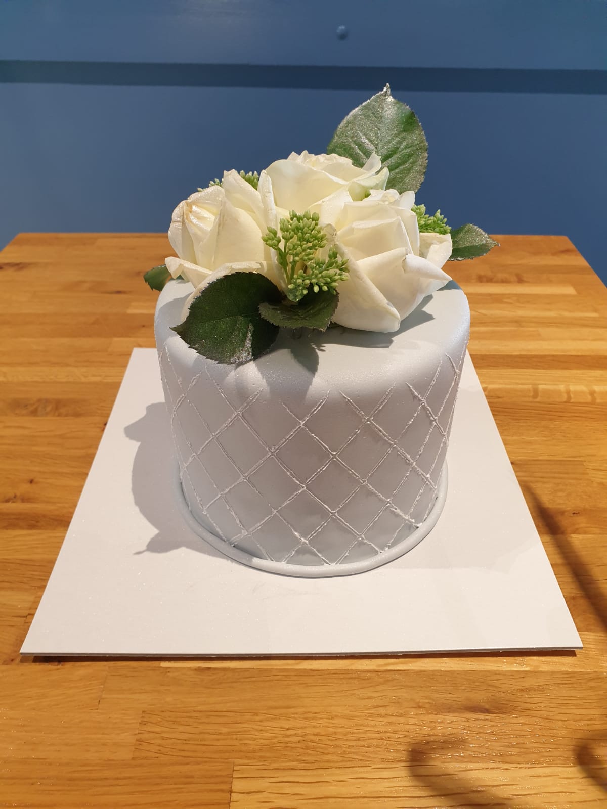 Svadbena torta, grey, siva, bijele ruže (330)