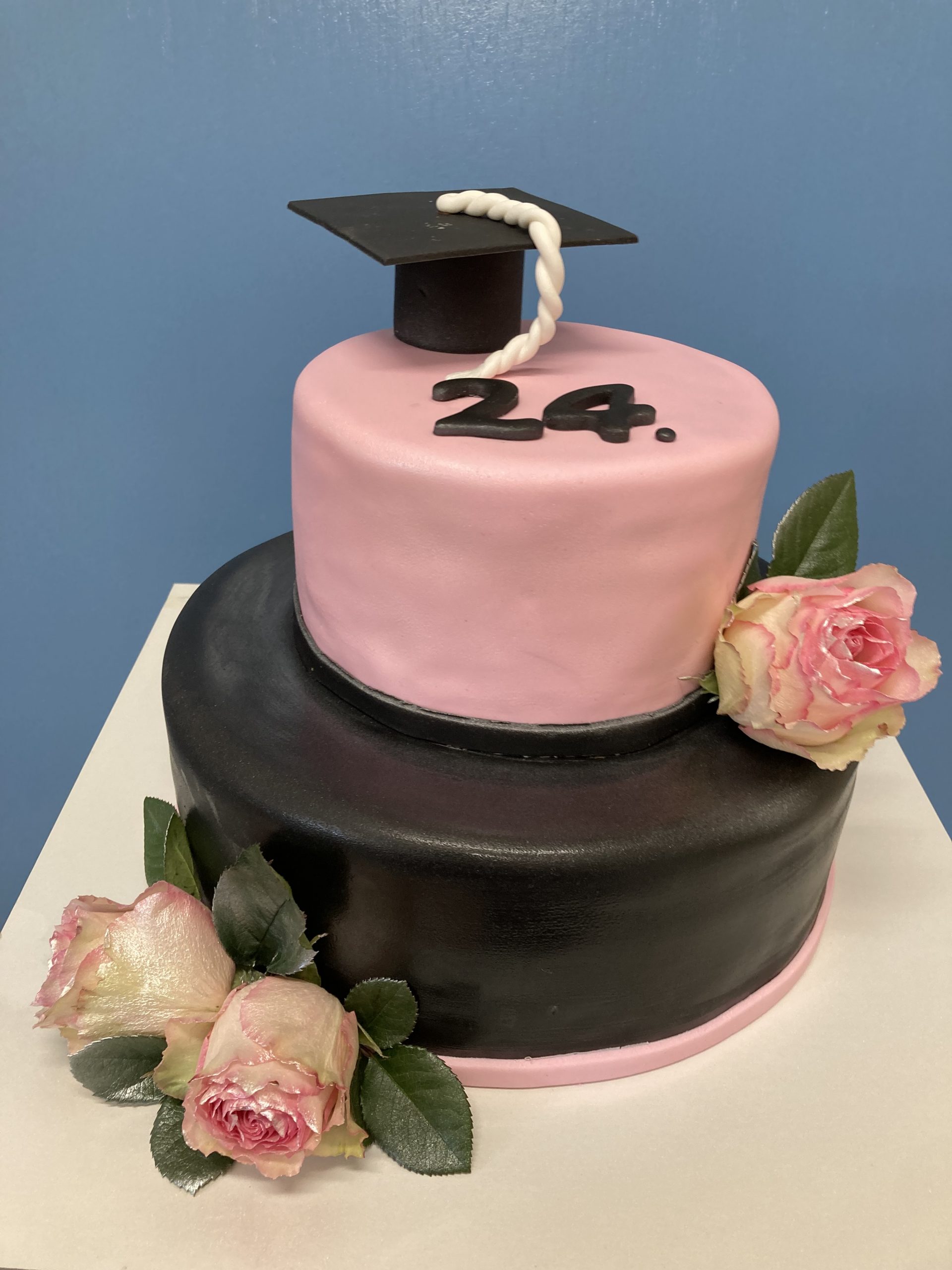 Torta za diplomu, roza, ruže i diplomska kapa (613)