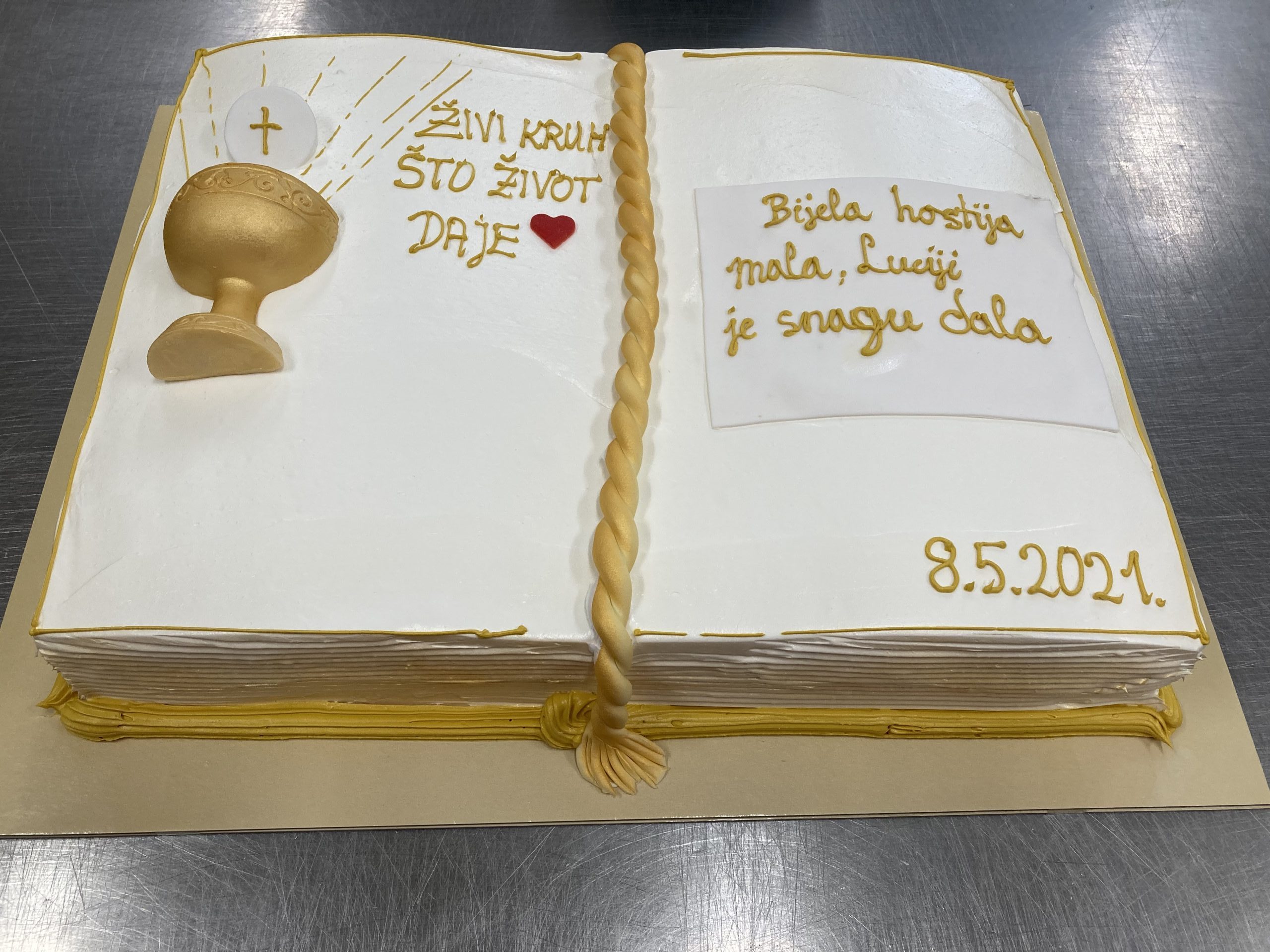 Torta za pričest, otvorena knjiga sa zlatnim kaležom i srcem (541)