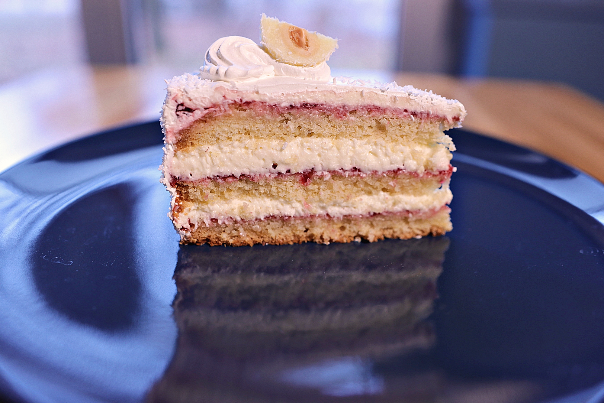 Torta sa kokosom i malinama kom
