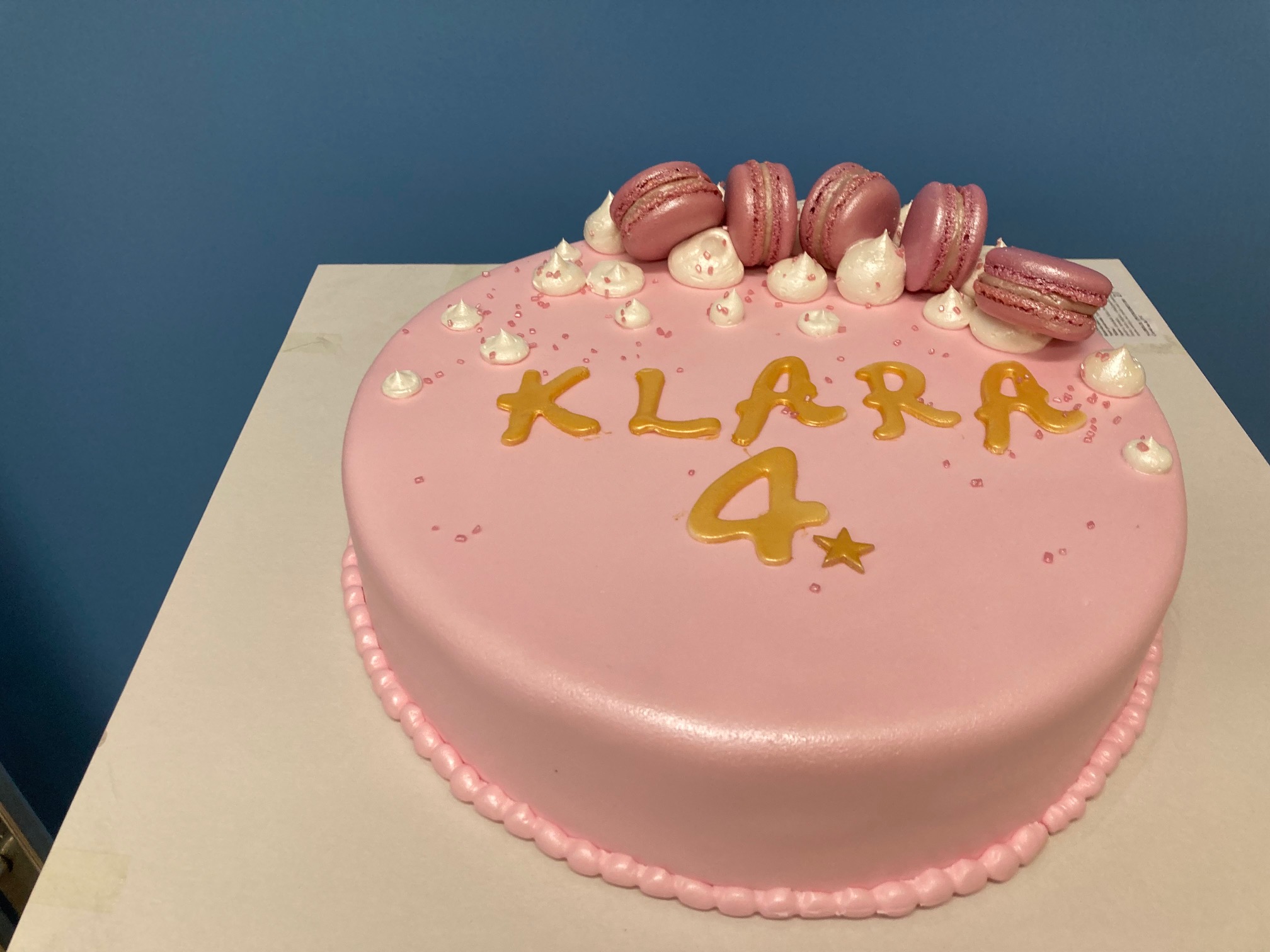 Torta pink, zlatna slova, macaronsi (167)