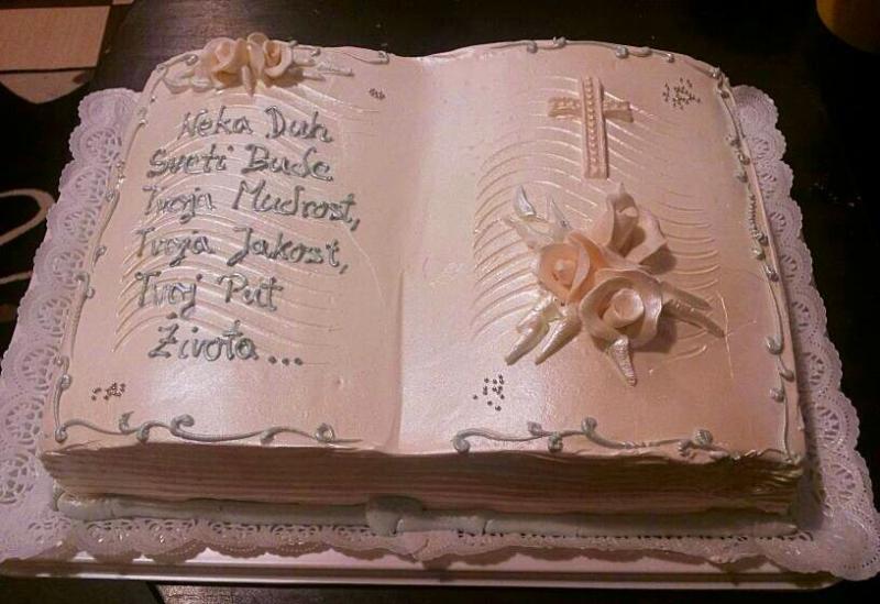 Torta za krizmu, otvorena knjiga i križić, srebrna (532)