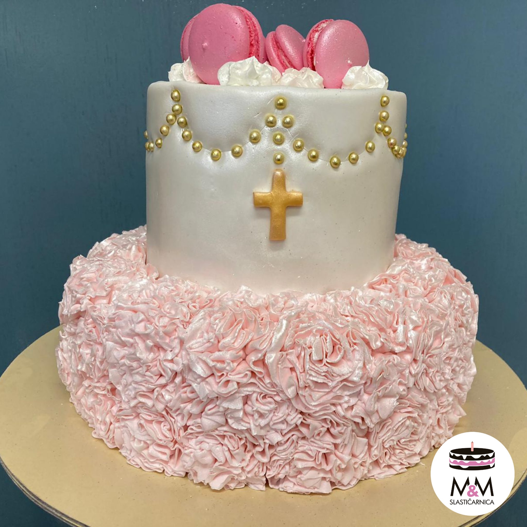 Torta za krštenje , zlatnak krunica, roze latice oko torte (474)