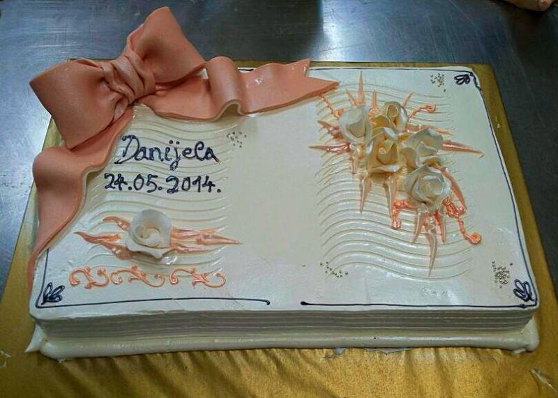 Torta za pričest ili krizmu, otvorena knjiga sa mašnom boja breskve (512)