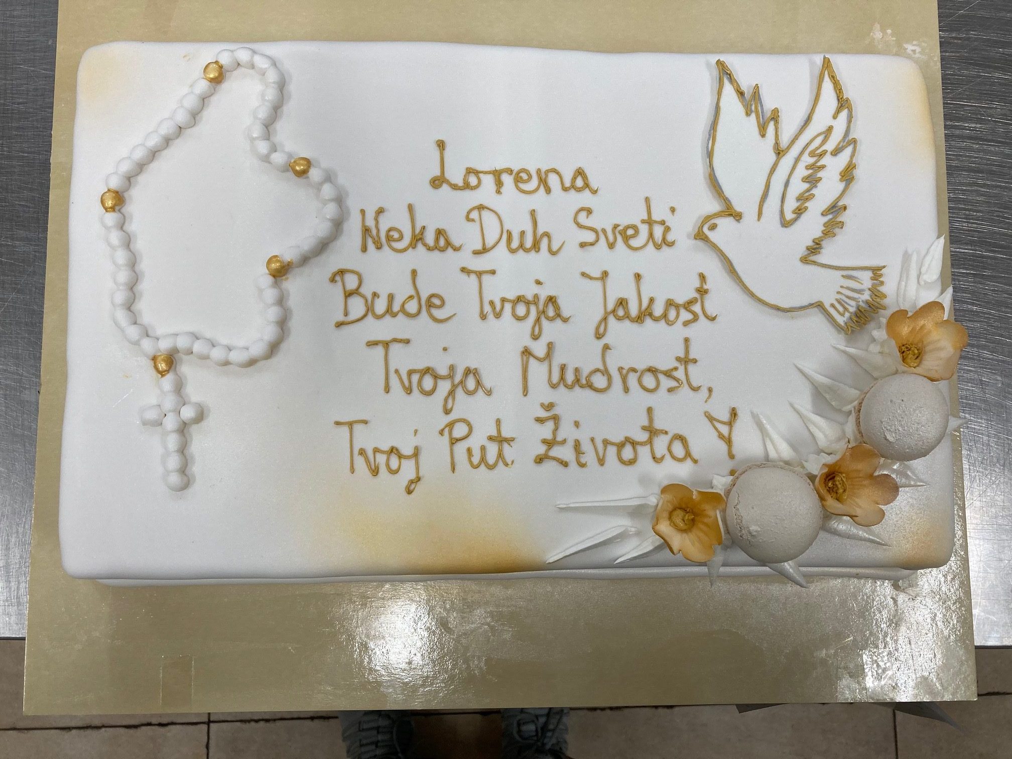 Torta za krizmu, golubica, krunica, bijelo zlatni dizajn i macaronsii cvijeće 2 (569)