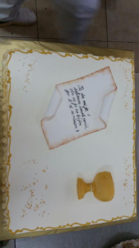Torta za pričest sa zlatnim kaležom i natpisom na papiru (508)