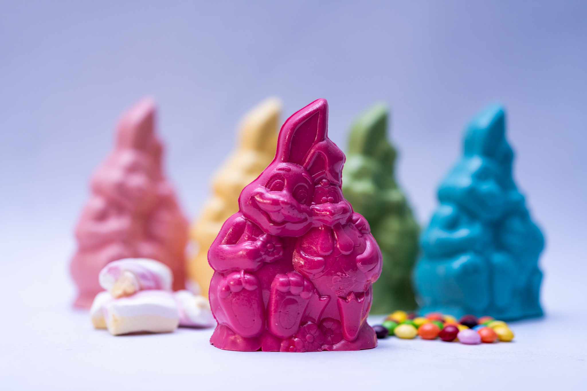 Uskršnji zeko od čokolade sa bombonima i drvenim čekićem (breakable chocolate bunny) (894)