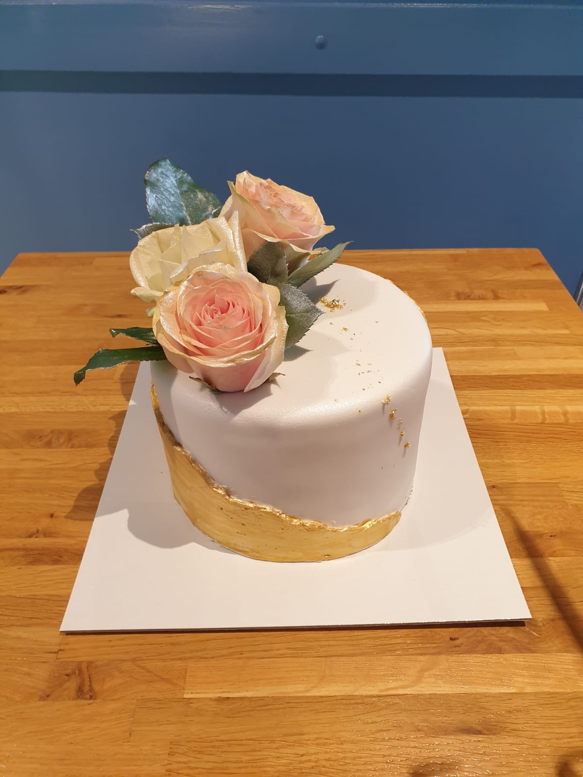 Svadbena torta, mala, zlatno bijela. ruže (323)