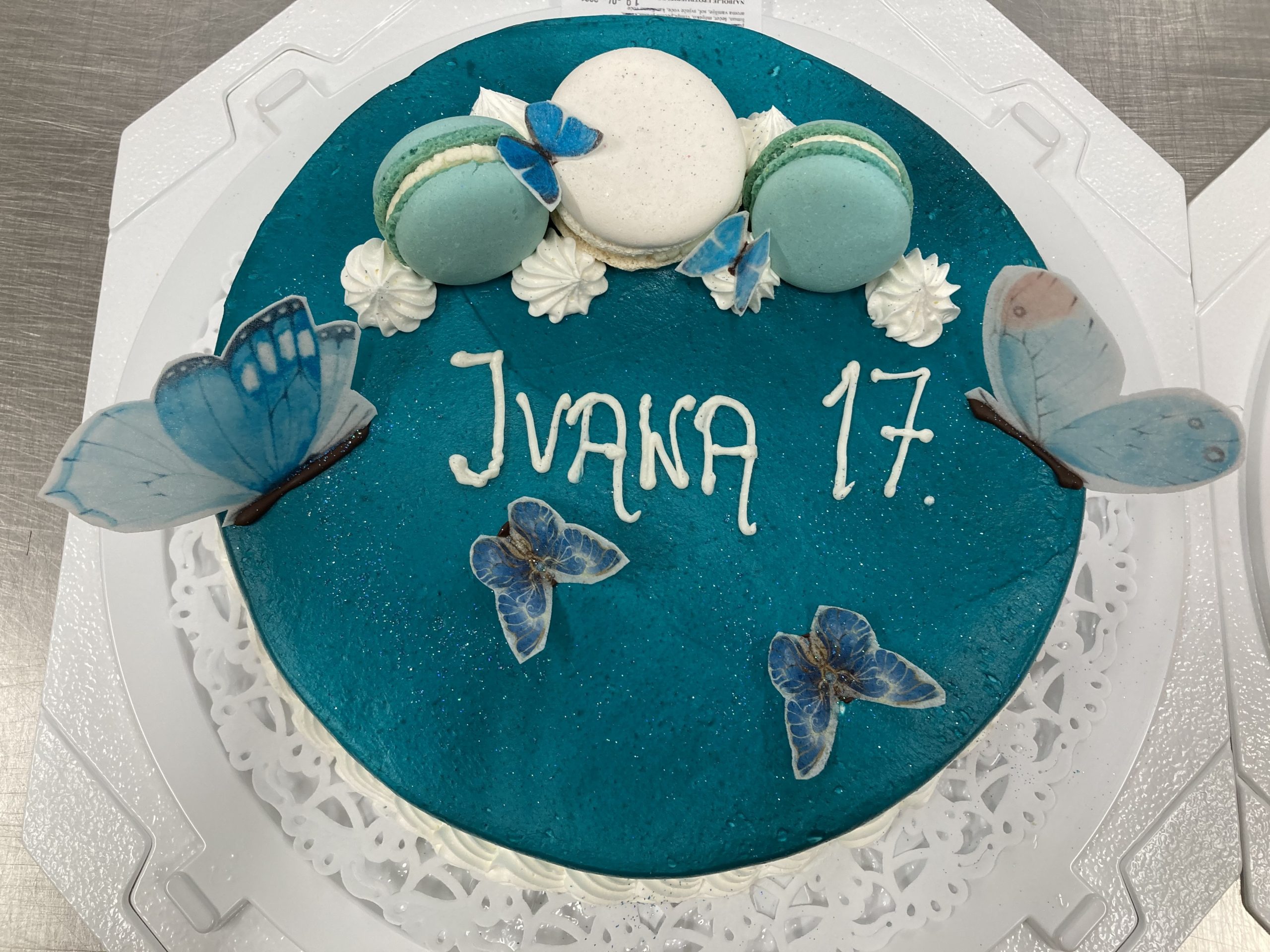 Torta plava sa macaronsima i leptirima (188)