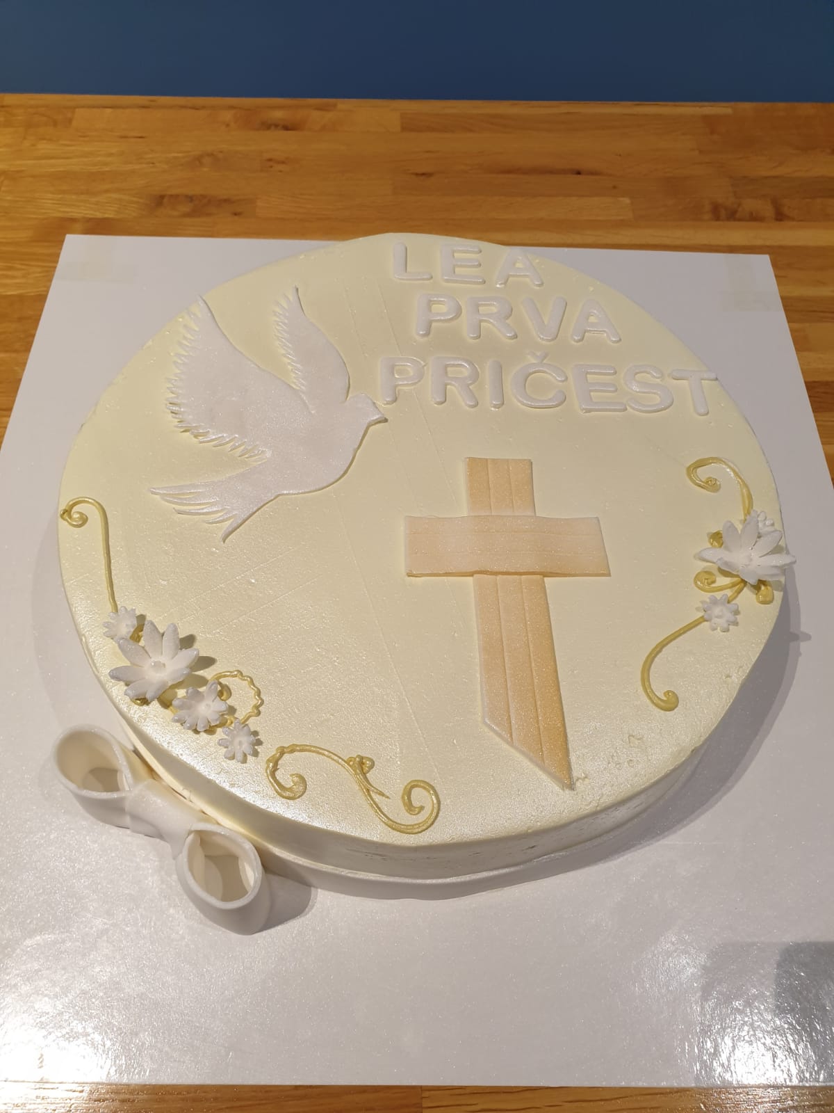 Torta za pričest sa križem zlatna (503)