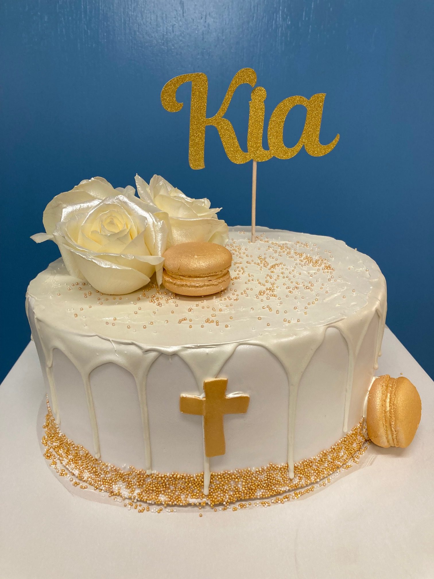 Torta za krštenje sa preljevom, zlatnim macaronsima toperom imenom (475)