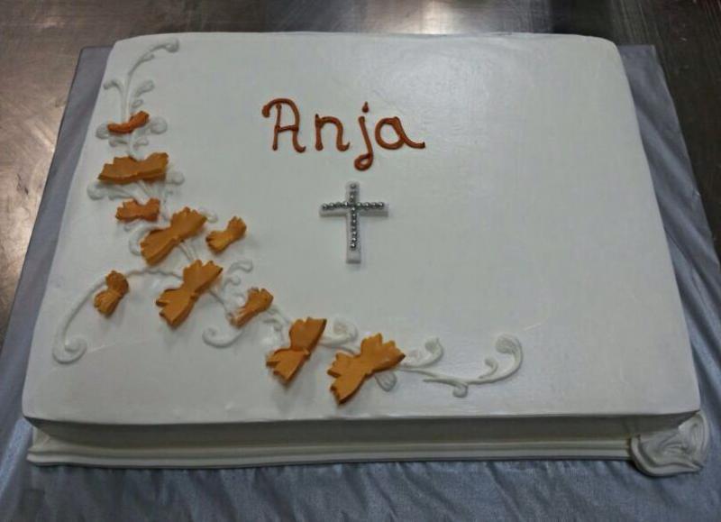 Torta za pričest ili krizmu sa zlatnim leptirićima i križem (551)