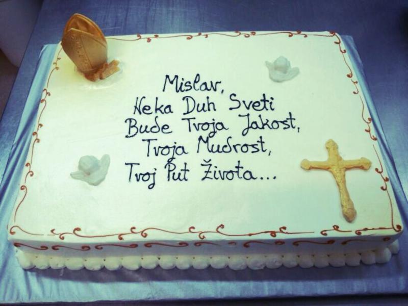 Torta za krizmu sa zlatnom biskupskom kapom i križem i anđelima (549)
