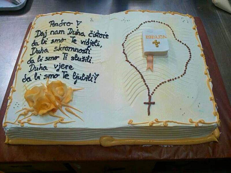 Torta za krizmu otvorena knjiga sa bijelom biblijom i krunicom (539)