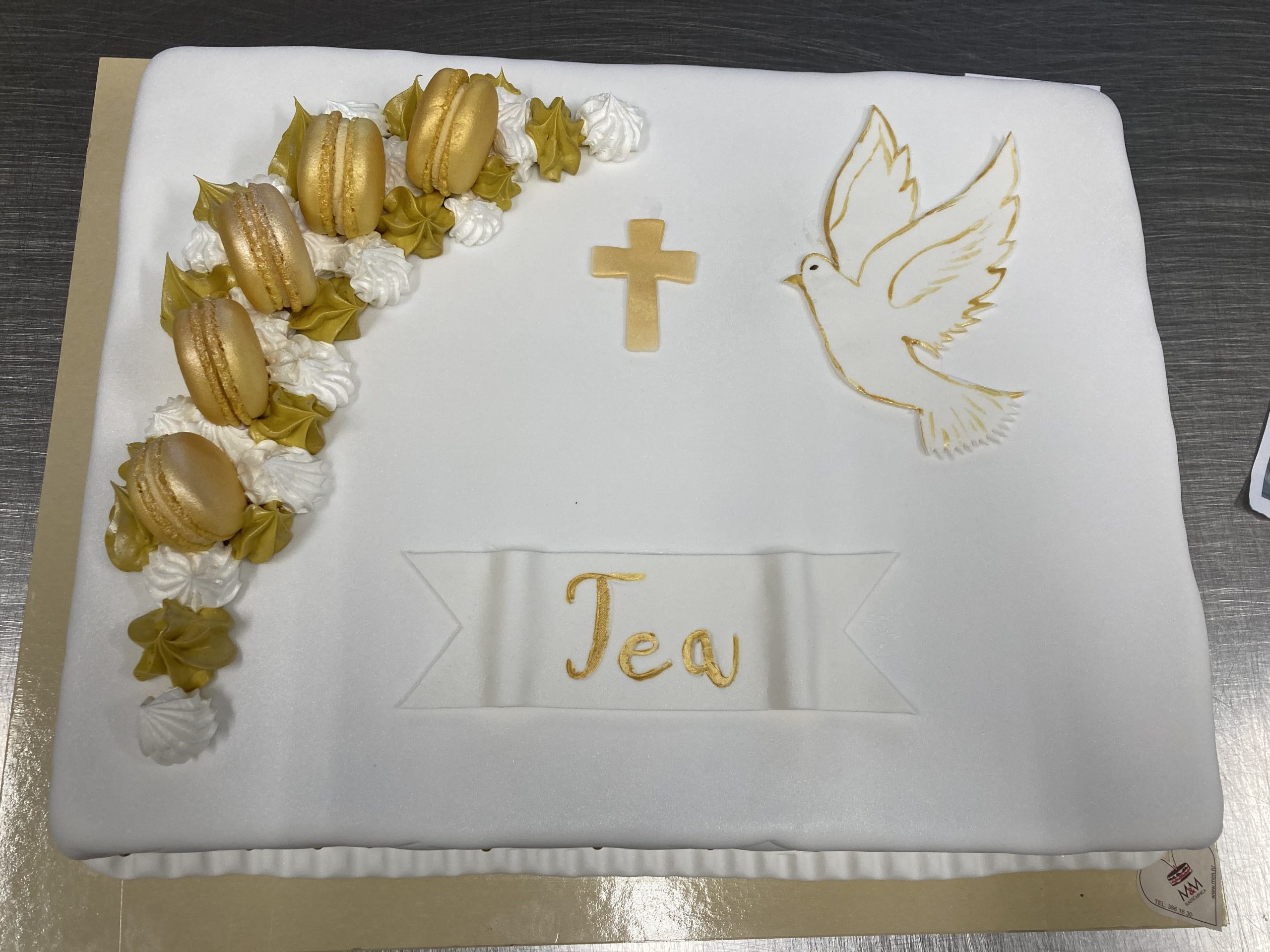 Torta za krizmu sa zlatnom golubicom, križem i macaronsima (534)