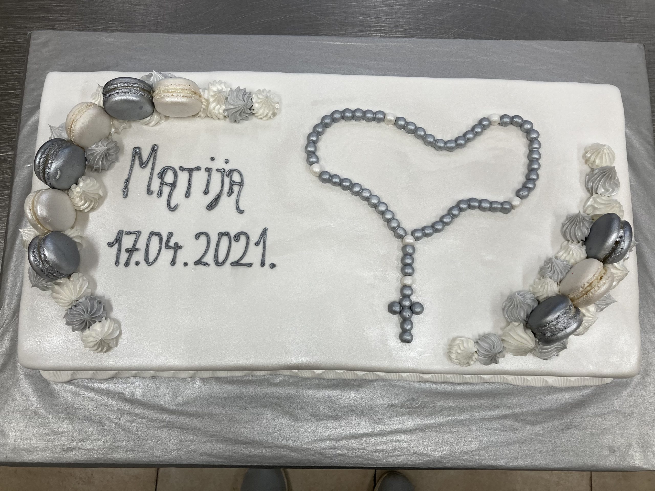 Torta za pričest ili krizmu srebrna krunica i macaronsi2 (533)