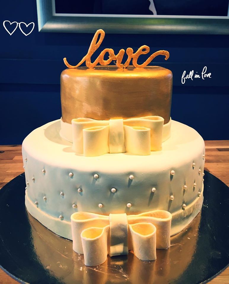Svadbena torta zlatno bijela, toper LOVE (316)