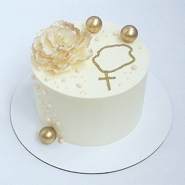 Torta za pričest sa krunicom, perlice i zlatne kuglice (575)