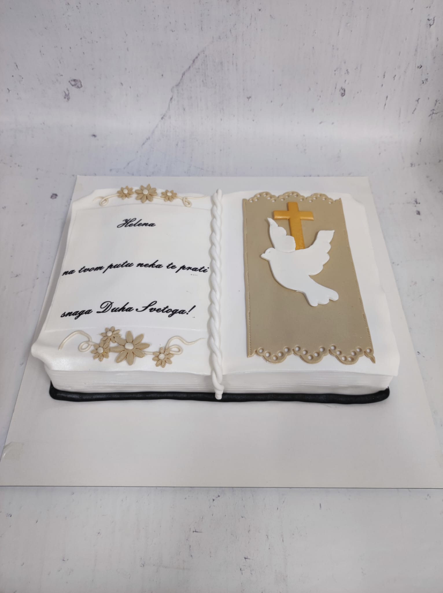 Torta za krizmu, svetu potvrdu, knjiga sa golubicom (667)