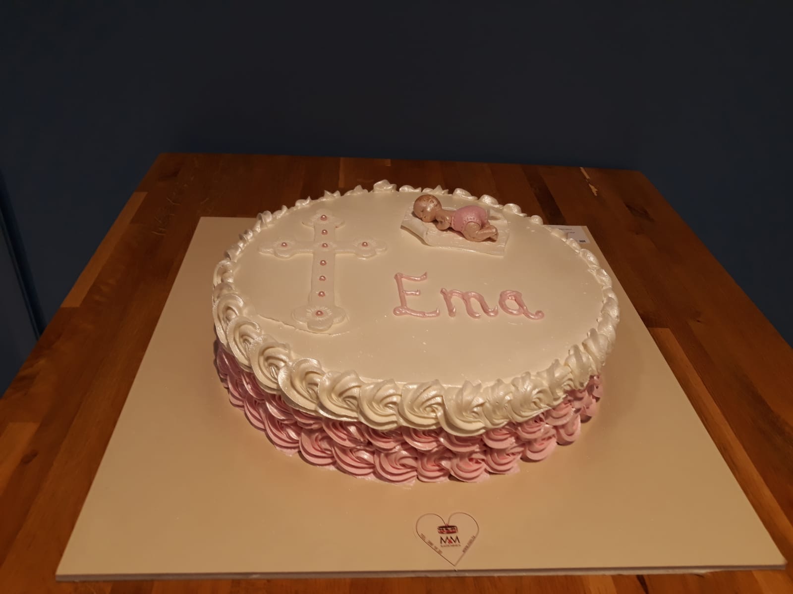 Torta za krštenje ombre rozo bijela sa križem i bebom (471)