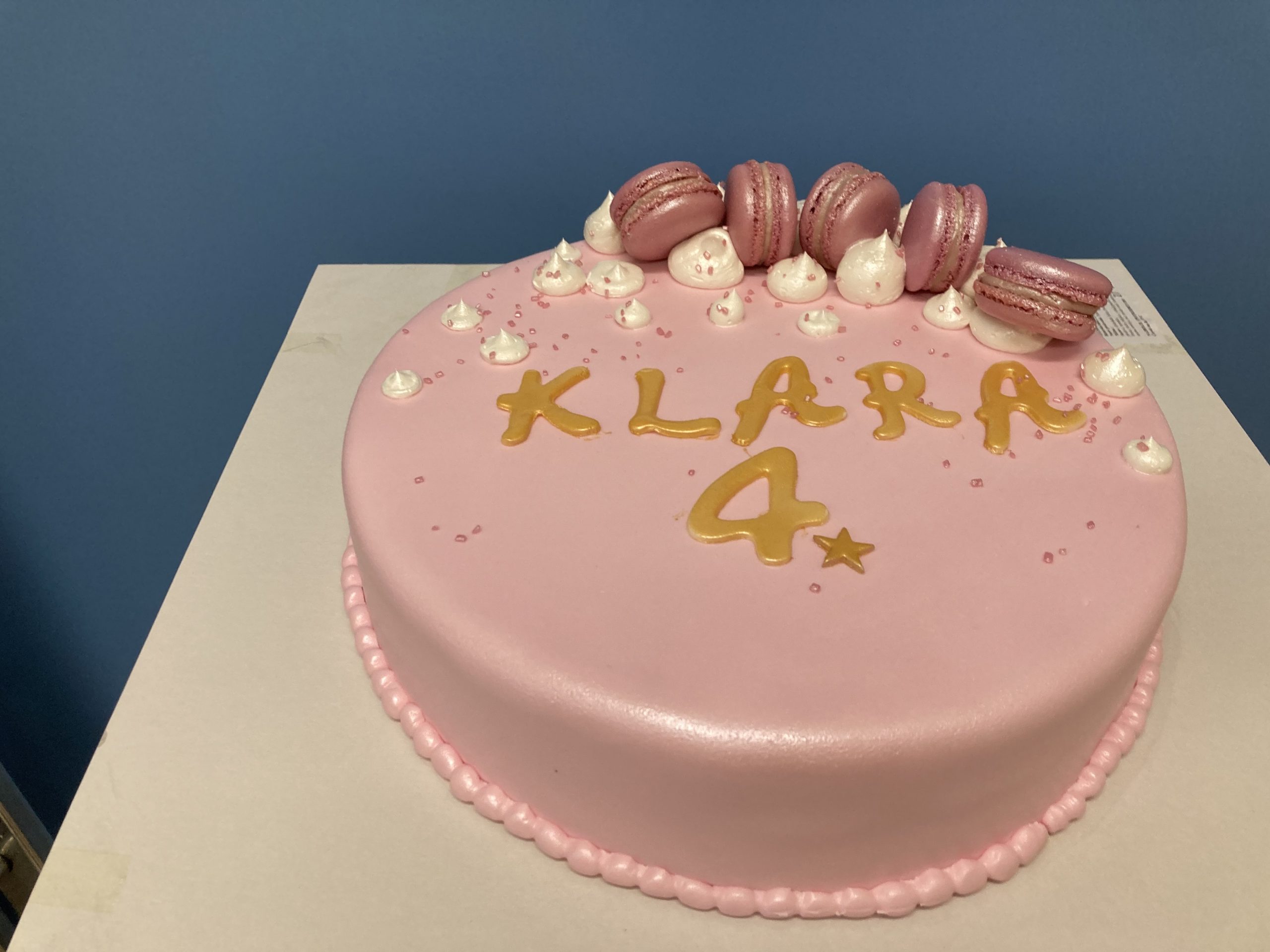 Torta za rođendan sa macaronsima, zlatno roza (591)