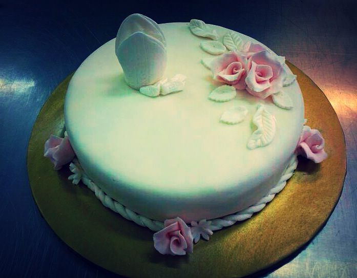 Torta za krizmu sa biskupskom kapom i rozim ružama (538)