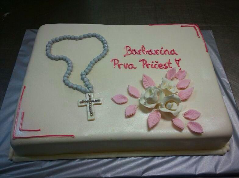 Torta za pričest ili krizmu sa krunicom srebrnom i srebrno rozim buketićem (520)