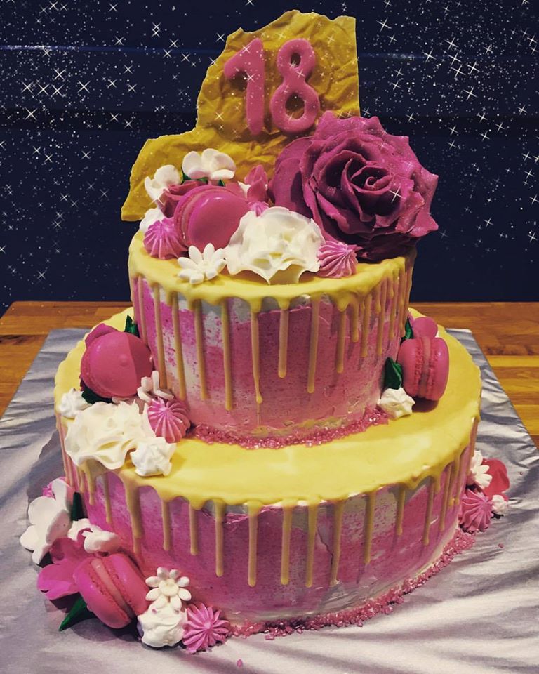 Rođendanska torta pink, macaronsi i cvijeće (19)