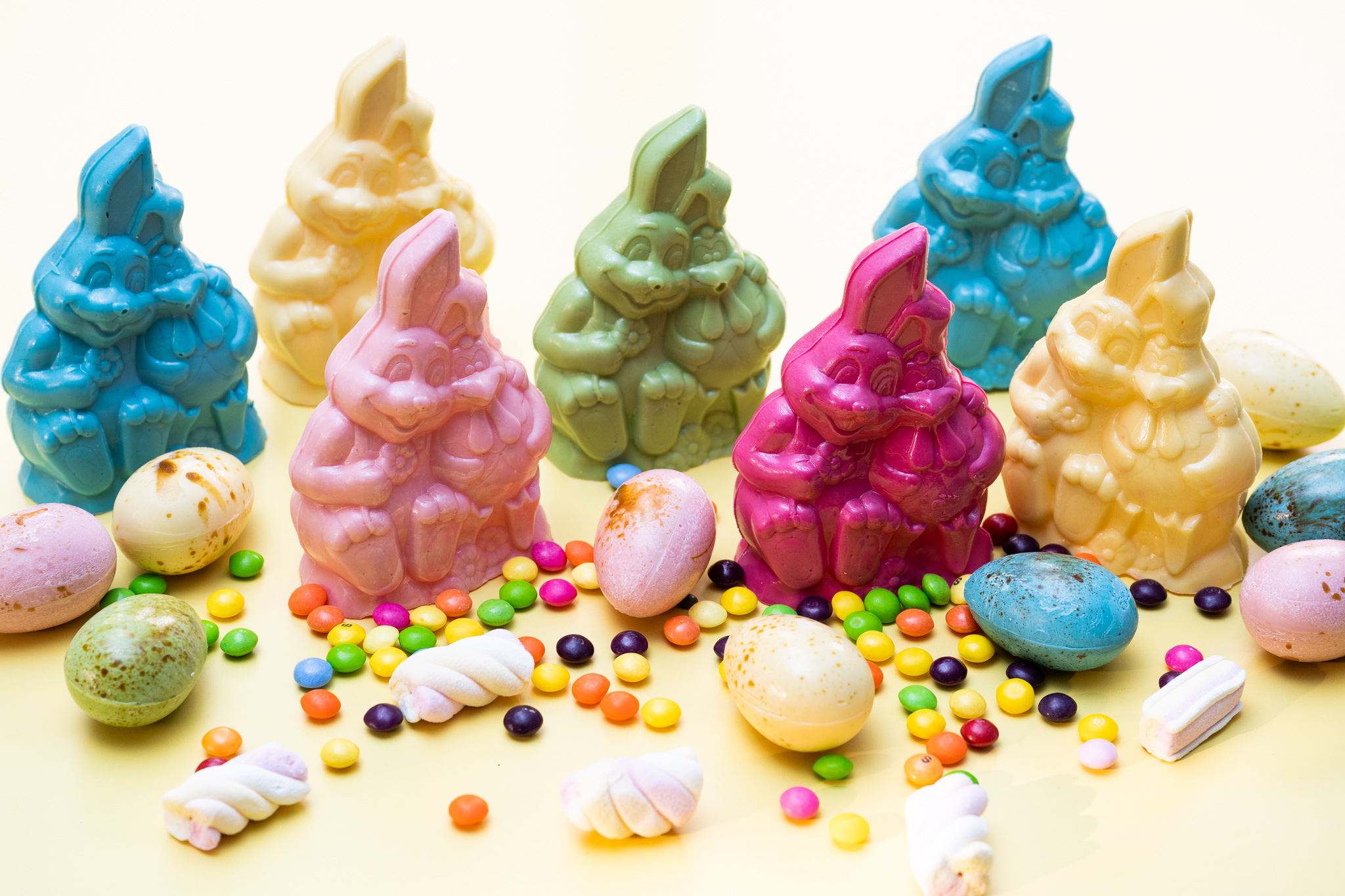 Uskršnji zeko od čokolade sa bombonima i drvenim čekićem (breakable chocolate bunny) (894)