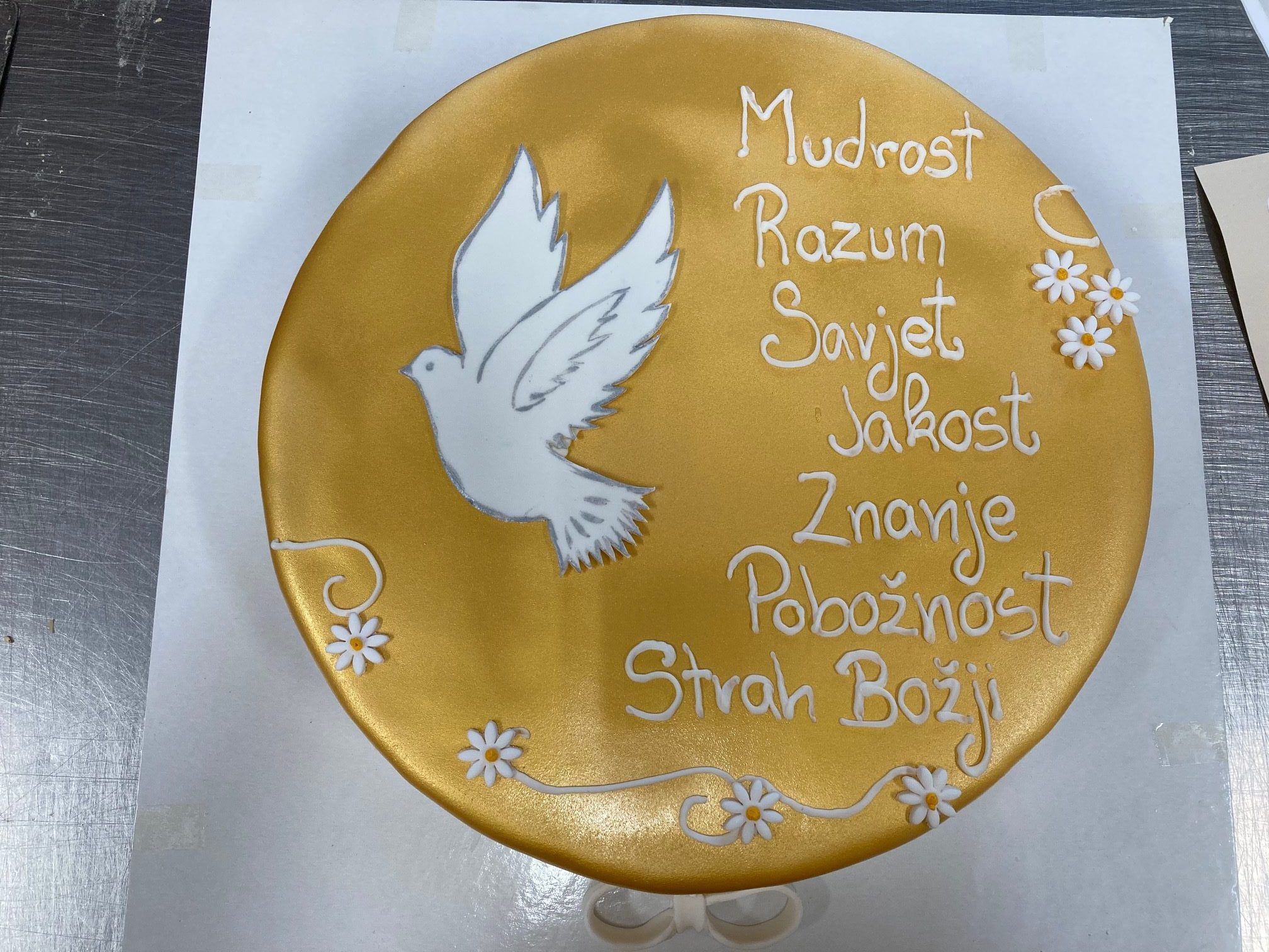 Torta za krizmu zlatni dizajn, sedam darova Duha Svetog (562)