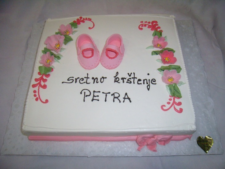 Torta za krštenje sa cipelicama i buketima cvijeća rozo (492)