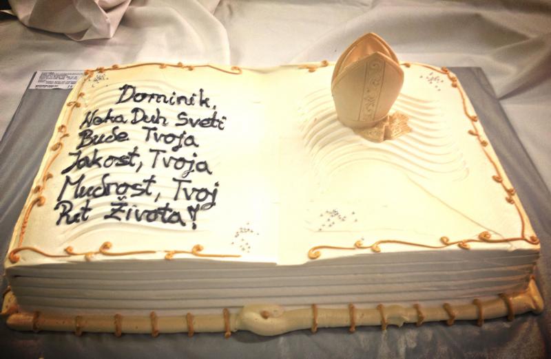 Torta za krizmu, otvorena knjiga, zlatna biskupska kapa (550)