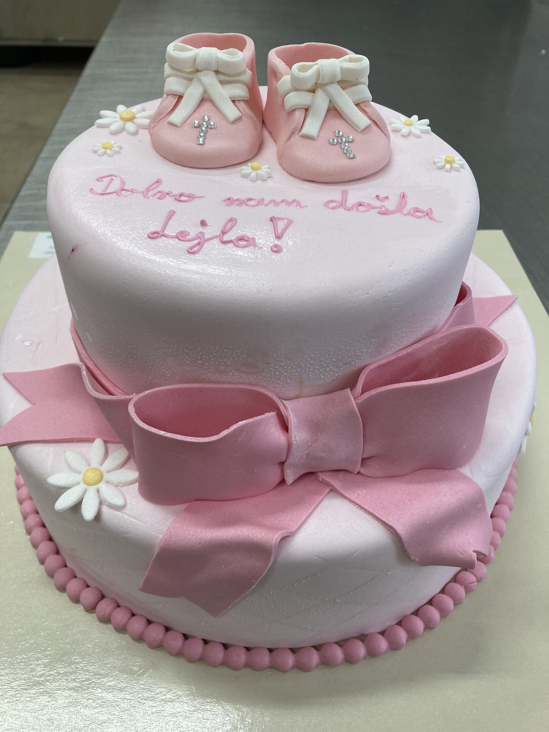 Torta za krštenje, roza mašna i cipelice (472)