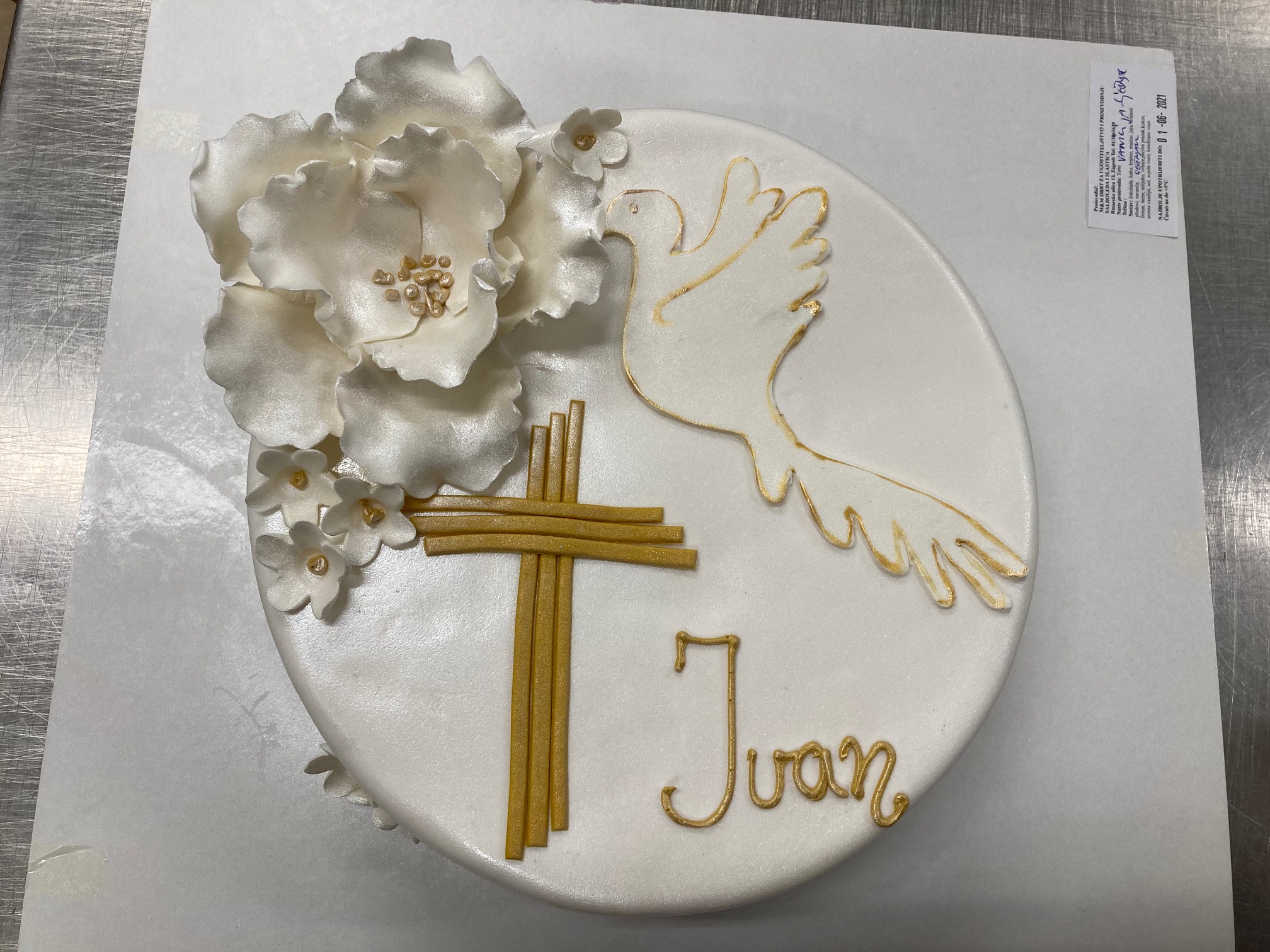 Torta za krizmu sa golubicom, zlatnim pletenim križem i cvjetovima bijelim 2 (565)