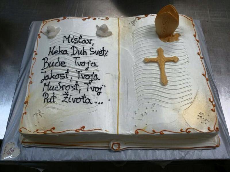 Torta za krizmu sa biskupskom kapom i križem i anđelima, otvorena knjiga (553)