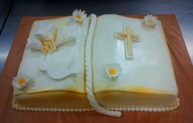 Torta za krizmu otvorena knjiga, zlatno bijela sa pletenim križem (515)