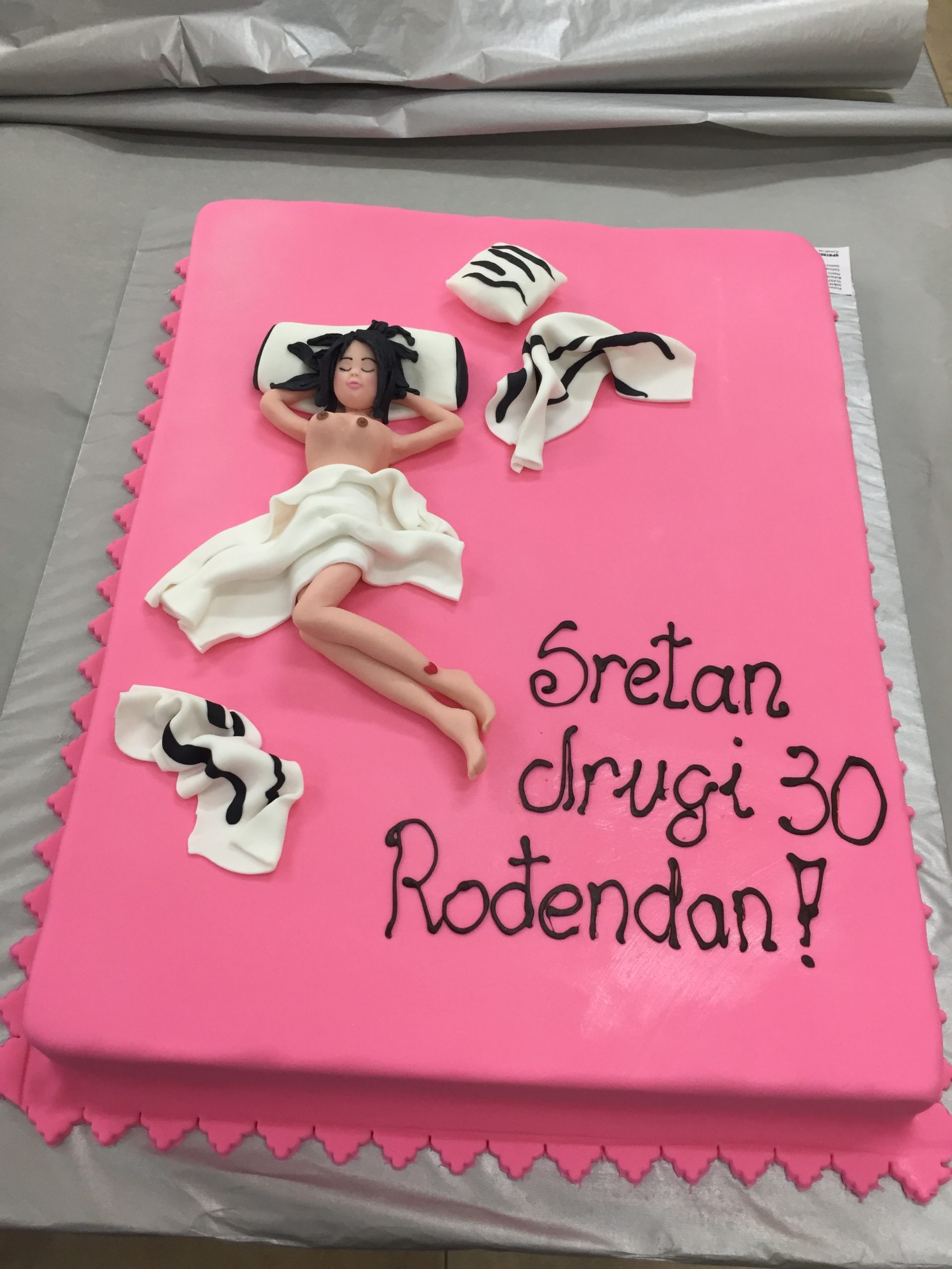 Torta za momačku, djevojka u krevetu (403)