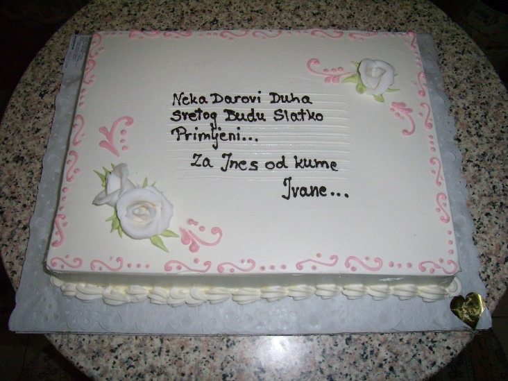 Torta za krizmu sa bijelim ružama i rozim viticama (556)