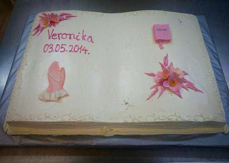 Torta za pričest, otvorena knjiga, roza biblija i ruke u molitvi (546)