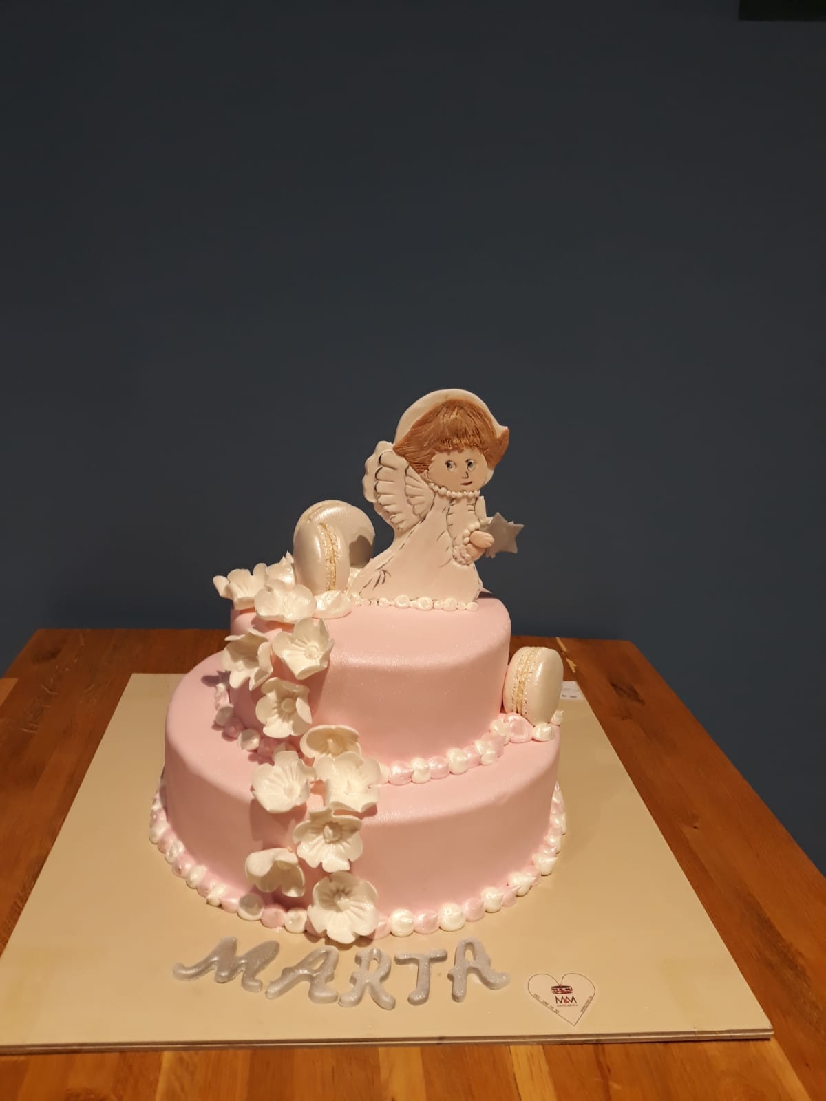 Torta sa anđelom, macronsima i cvijećem, roza (457)