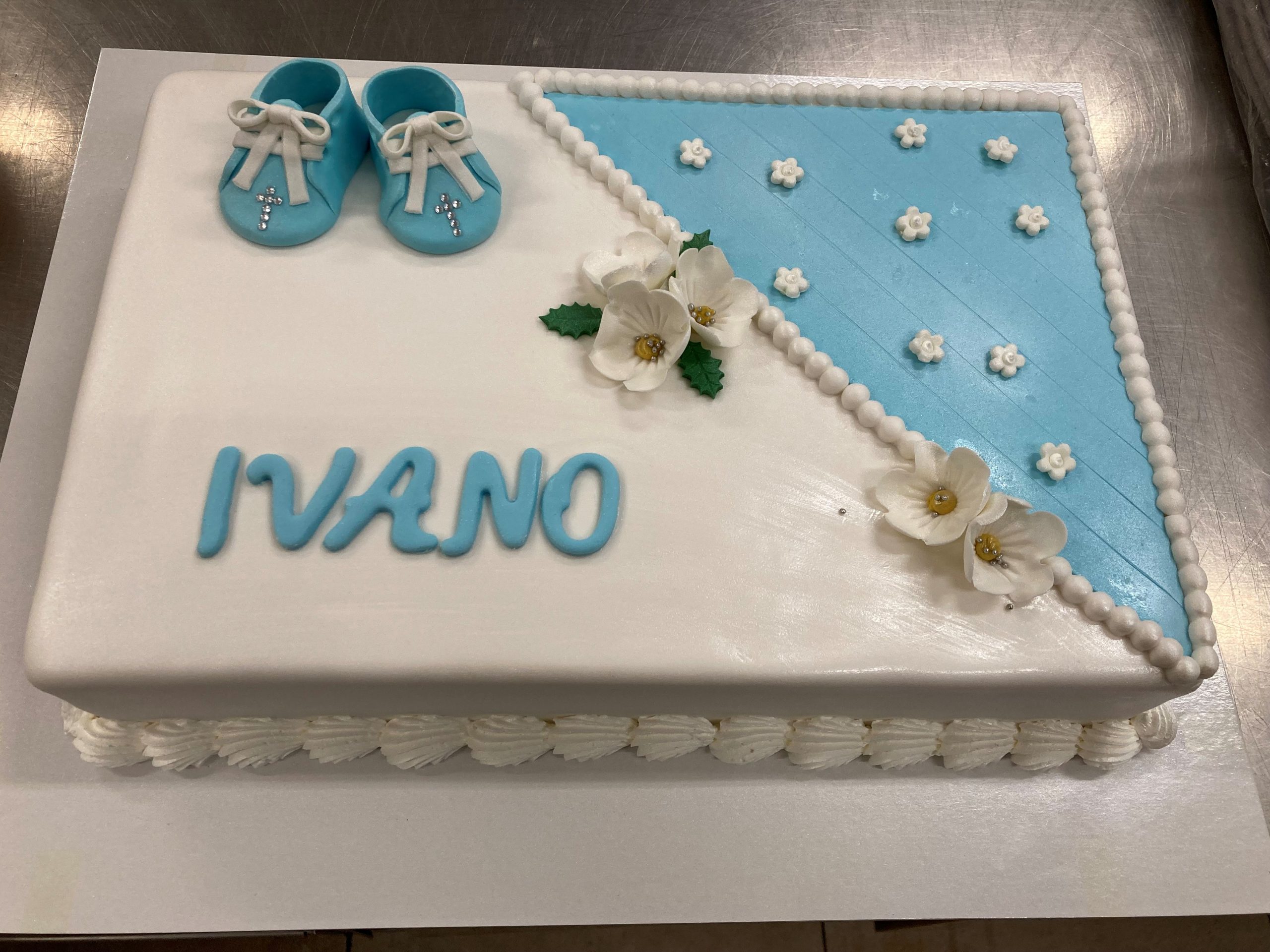 Torta za krštenje, plava, cipelice (593)