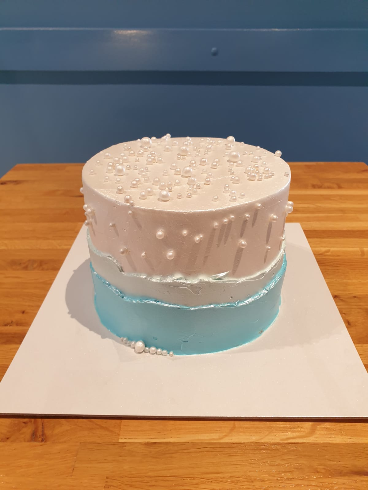 Torta bijelo plava sa perlicama (455)